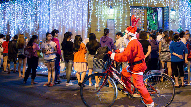 Người Sài Gòn đổ xô đến nhà Đàm Vĩnh Hưng chơi đêm Noel