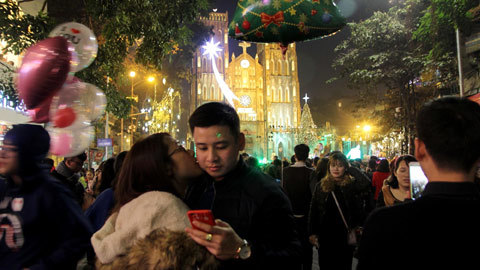 Hình ảnh tình tứ của giới trẻ Hà thành trong đêm Noel