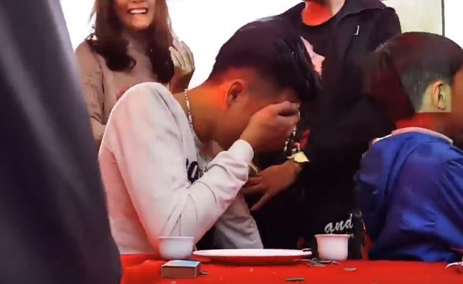 Sự thật chuyện chàng trai khóc nức nở trong đám cưới người yêu cũ