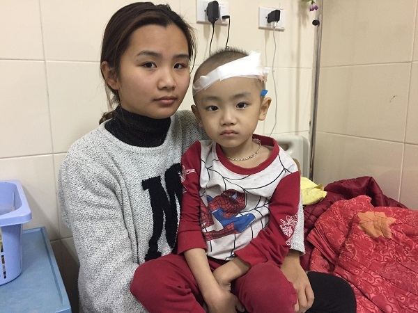 Sự sống mong manh của bé trai mắc bệnh u nguyên bào thần kinh