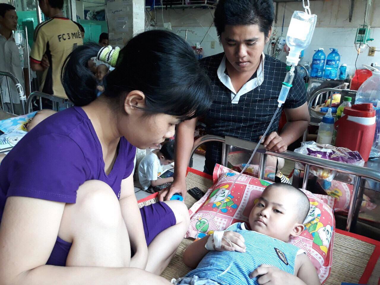 Người cha khóc lặng khi con bệnh hiểm nghèo