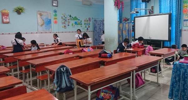 Con nghỉ học tránh bão số 16, phụ huynh Sài Gòn xôn xao