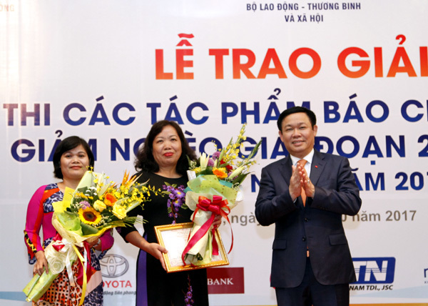Lễ trao giải cuộc thi báo chí viết về công tác giảm nghèo lần thứ nhất năm 2017