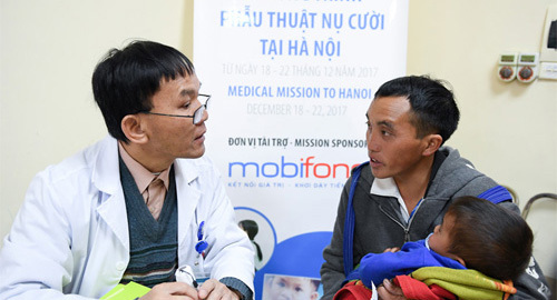 Cùng con vượt hơn 300 km đi tìm nụ cười tròn