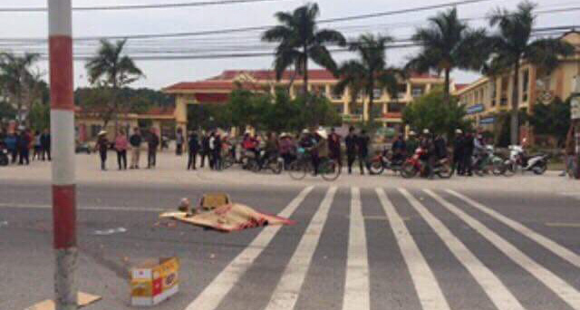 Va chạm xe tải, học sinh lớp 2 tử vong trước cổng trường