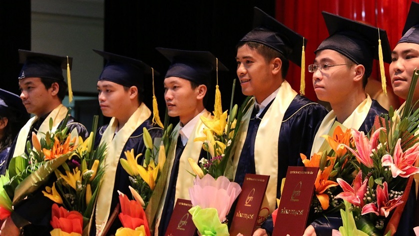 Chuyển làm phục vụ, cho nghỉ việc giảng viên không có bằng thạc sĩ