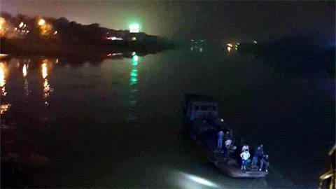 Lùi ô tô xuống sông trong đêm, 2 cán bộ y tế Yên Bái tử vong