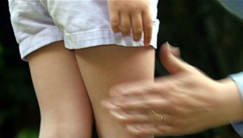 Bé gái 7 tuổi bị cha dượng dâm ô khi mẹ vắng nhà