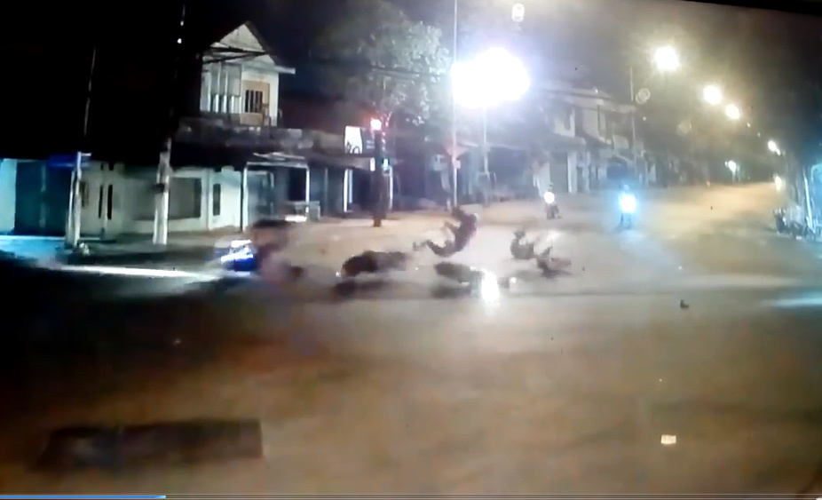 Hai xe máy đi song song vượt đèn đỏ gây tai nạn liên hoàn