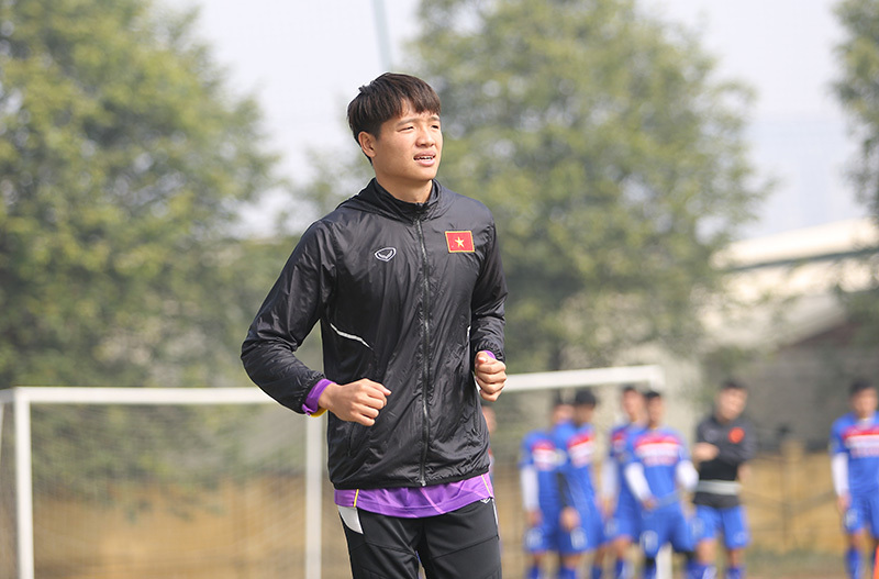 Phí Minh Long: Nỗi buồn của thủ môn không được dùng tay… chơi bóng