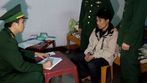 Mật phục bắt đối tượng buôn ma túy trong nhà nghỉ