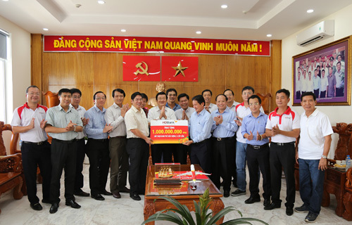 HDBank xây cầu, tặng bò giống cho người dân Miền Tây