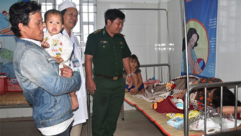 Sản phụ miền Tây sinh con trên đường đi tránh bão số 16