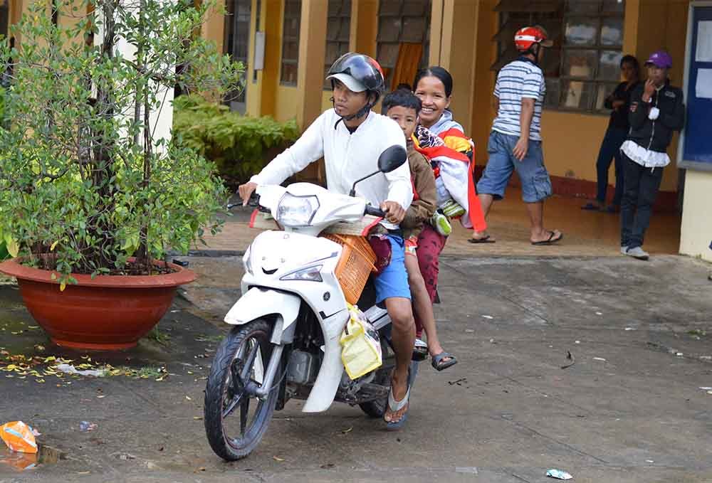 Người dân vui mừng khi bão số 16 tan ngoài biển