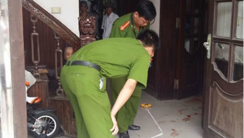 Đâm chết vợ, tắm rửa sạch sẽ rồi đi tự thú