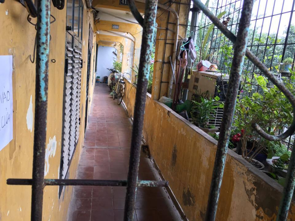 Vụ đòi nợ 'mắm tôm trộn dầu luyn' ở khu tập thể khiến cô gái trẻ ê mặt