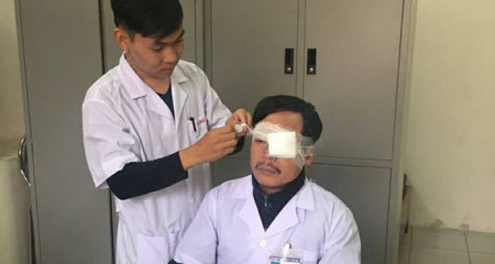 Bác sĩ bị đánh gãy sống mũi, chấn thương mắt