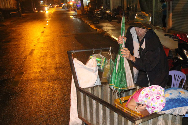 Xót xa hai ông cháu lầm lũi mưu sinh những đêm cuối năm Sài Gòn