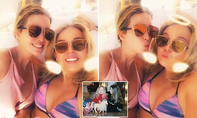 Ái nữ nhà Trump mặc bikini chúc mừng Giáng sinh