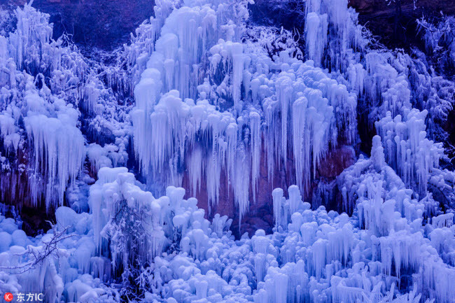Ngắm thác băng nhân tạo đẹp mê hồn ở Trung Quốc