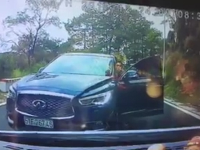 Ô tô vượt ẩu trên đèo còn chỉ tay dằn mặt đối thủ