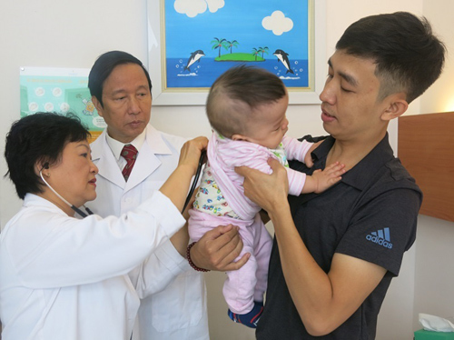 Ghép tế bào gốc cứu sống bé trai sinh non xơ phổi