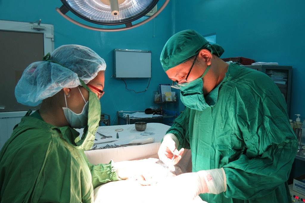Nghi chồng có bồ nhí, vợ cắt đứt của quý