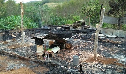 Lửa thiêu rụi căn nhà giữa trưa, 2 anh em ruột thương vong