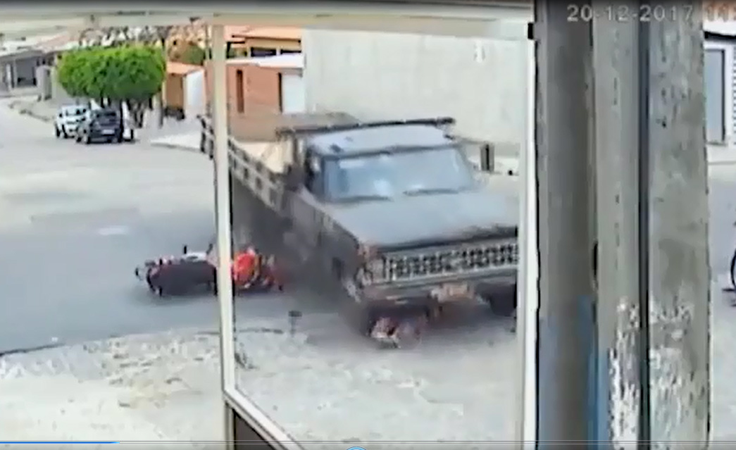 Người đàn ông thoát chết ngoạn mục dưới gầm xe tải