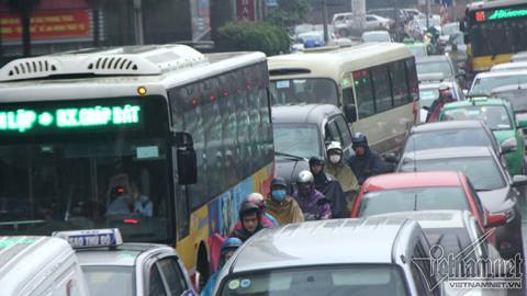 Vật vã chôn chân hít khói ô tô trong mưa rét Hà Nội