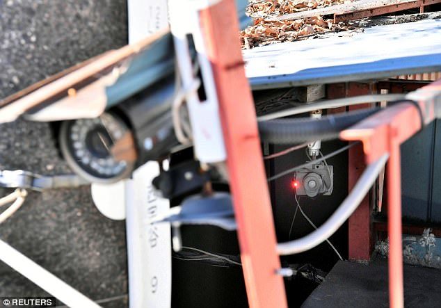 Bỏ con chết cóng, bố mẹ bị bắt