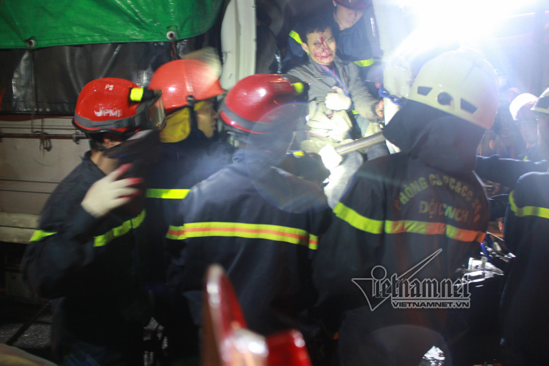 Đâm xe tải kinh hoàng ở đường trên cao, 2 người kẹt trong ca-bin