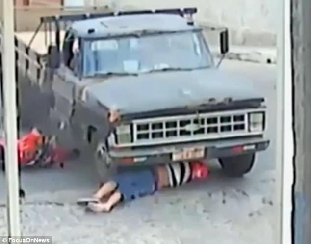 Thoát chết kỳ diệu dù bị ngã vào gầm xe tải