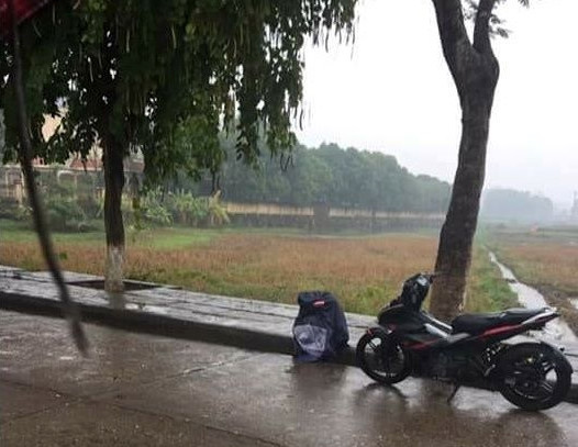 Chàng trai khóc dưới mưa 3 tiếng sau khi bạn gái bỏ vì đi xe số?