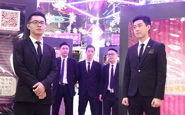 'Mỹ nam' đứng trong thùng kính chờ được tuyển chọn làm… bạn trai