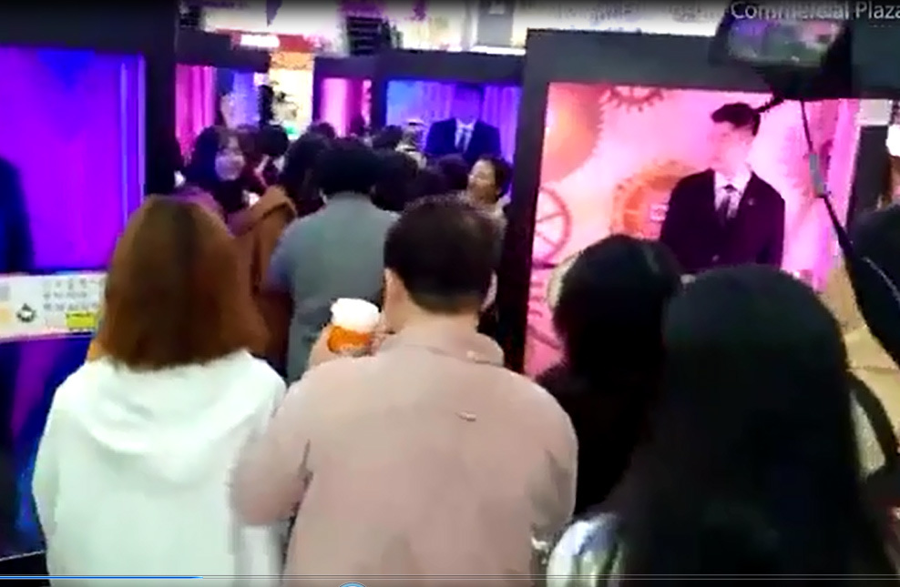 'Mỹ nam' đứng trong thùng kính chờ được tuyển chọn làm… bạn trai