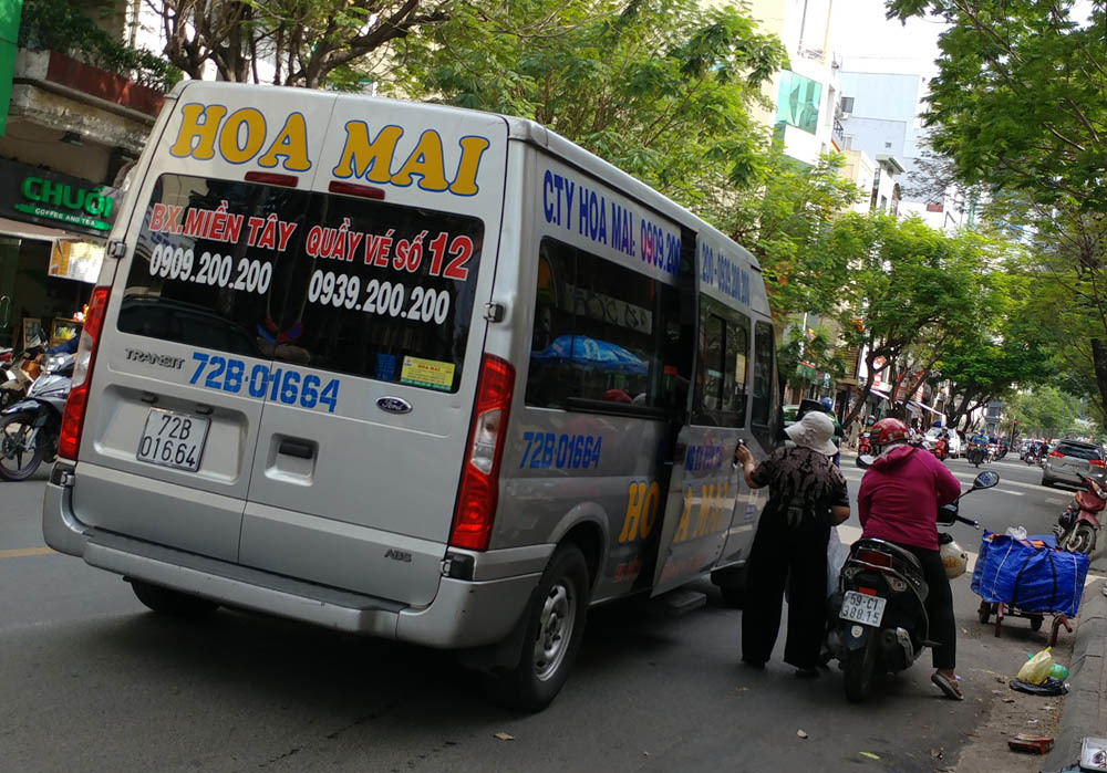 Bát nháo ‘bến xe’ giữa đường trung tâm Sài Gòn ngày cận Tết