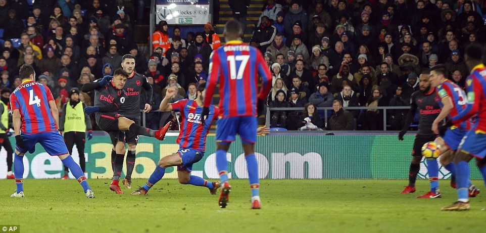 Sanchez lập cú đúp, Arsenal thắng siêu kịch tính