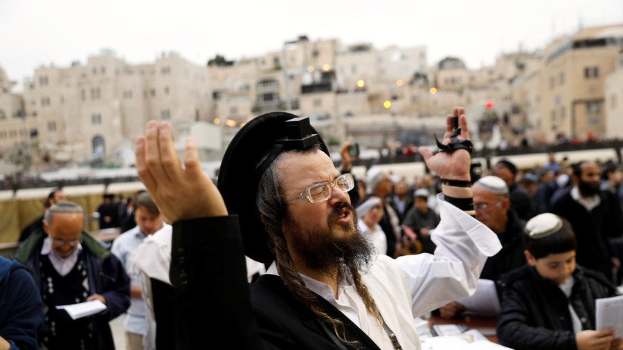 Hàng nghìn người cầu mưa cùng bộ trưởng Israel