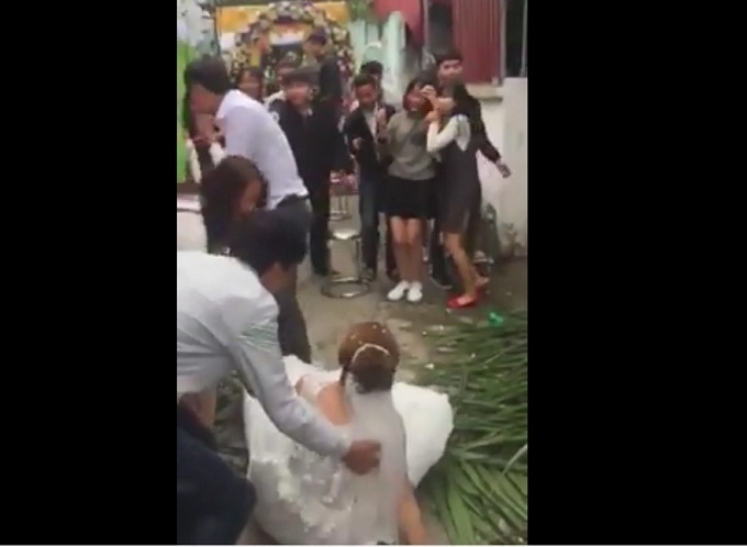 Chàng trai 'ham hố' bắt hoa cưới đến mức xô ngã cả cô dâu