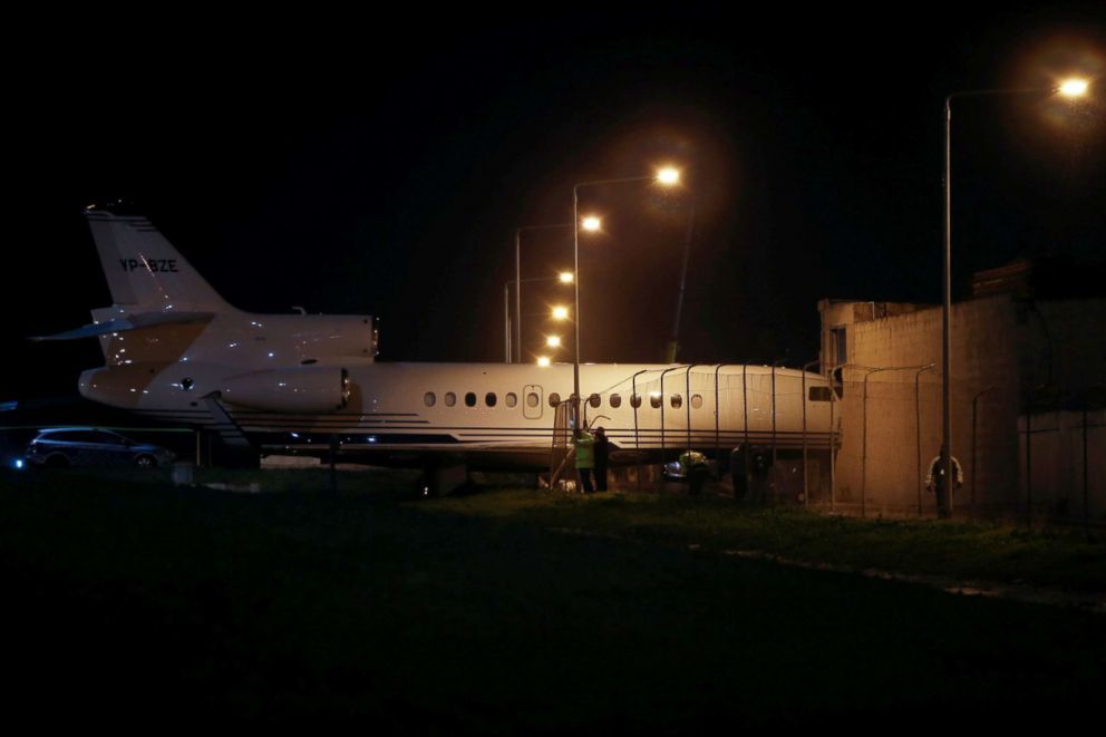 Máy bay bị gió đẩy lao thẳng vào tòa nhà