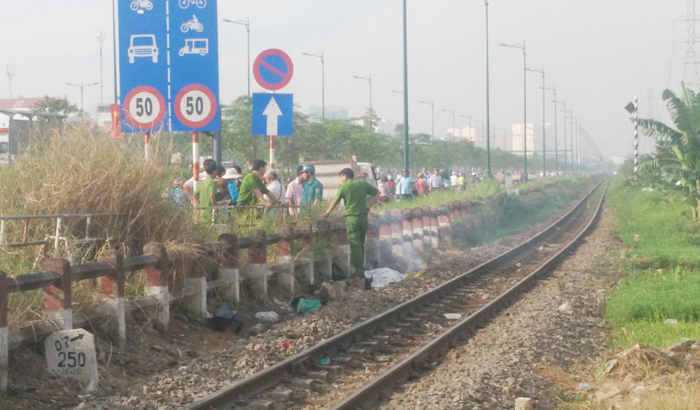 Tàu hỏa kéo lê nữ công nhân hơn 10m ở Sài Gòn