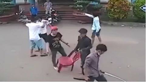 Hai nhóm đánh nhau loạn xạ ở phòng cấp cứu, 1 người chết