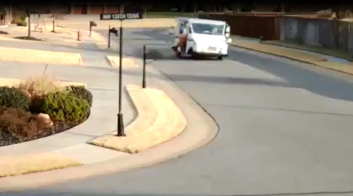 Ô tô mất lái đâm cột đèn, tài xế văng ra ngoài