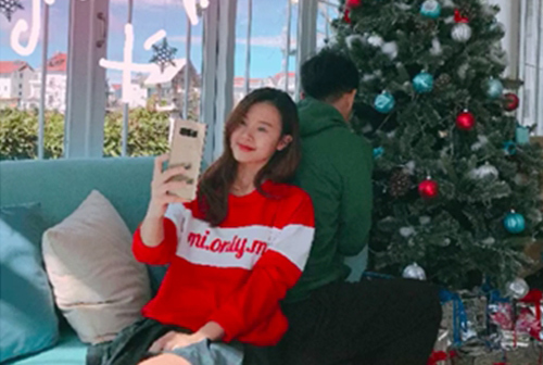 Midu, Primmy Trương khoe ảnh ngọt ngào bên ‘dế yêu’