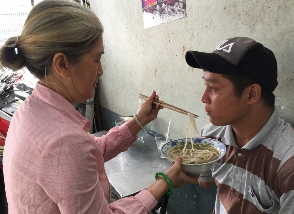 Hành động đặc biệt của chủ ki ốt với người bán vé số