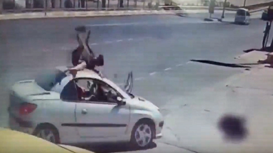 Phóng xe đạp ngược chiều, cậu bé bị ô tô hất bay lên nóc