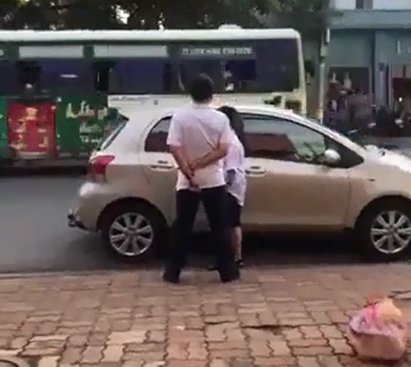 Bị nhắc nhở đỗ xe chắn cửa hàng, người đàn ông đứng ngoáy mông trước cửa hàng