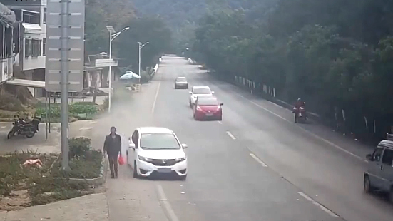 May mắn thoát chết trước đầu ô tô tài xế ngủ gật