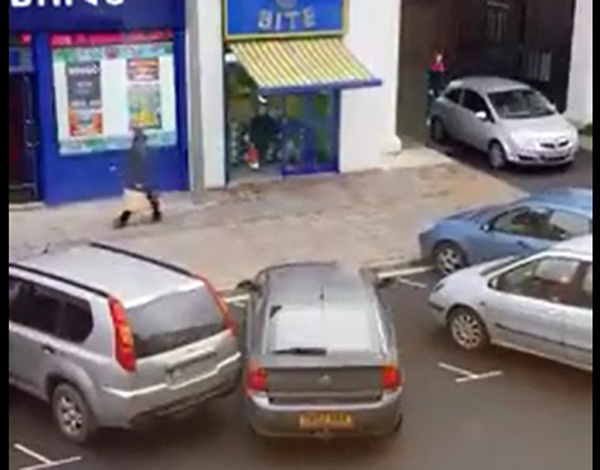 Nữ tài xế gây 'choáng' vì đỗ xe bất chấp tất cả